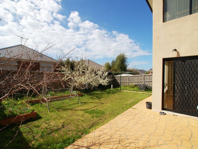 24 Lauderdale Drive, Craigieburn VIC 3064