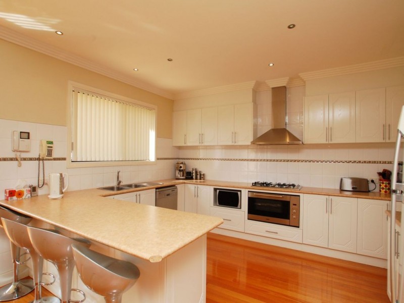 24 Lauderdale Drive, Craigieburn VIC 3064