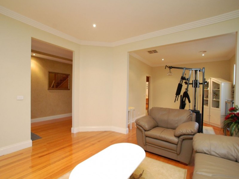 24 Lauderdale Drive, Craigieburn VIC 3064