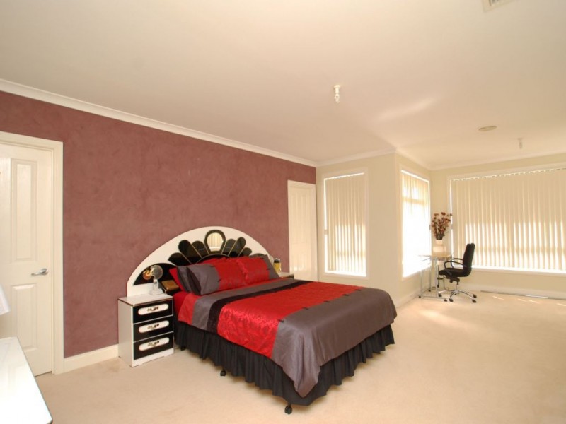 24 Lauderdale Drive, Craigieburn VIC 3064