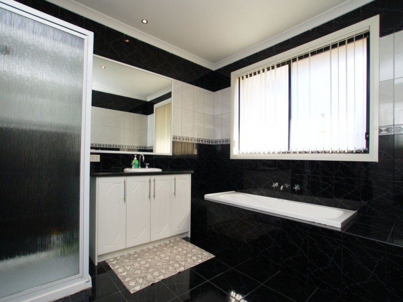 24 Lauderdale Drive, Craigieburn VIC 3064