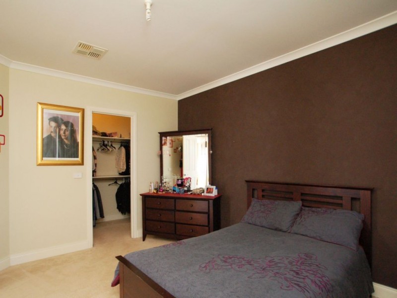 24 Lauderdale Drive, Craigieburn VIC 3064