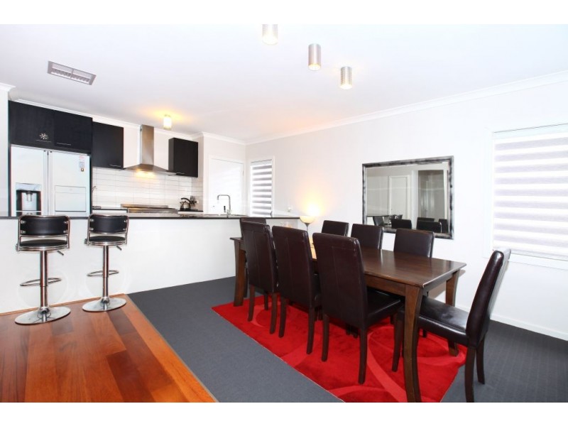 48 Bluebird Way, Roxburgh Park VIC 3064