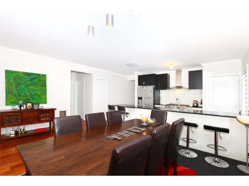 48 Bluebird Way, Roxburgh Park VIC 3064