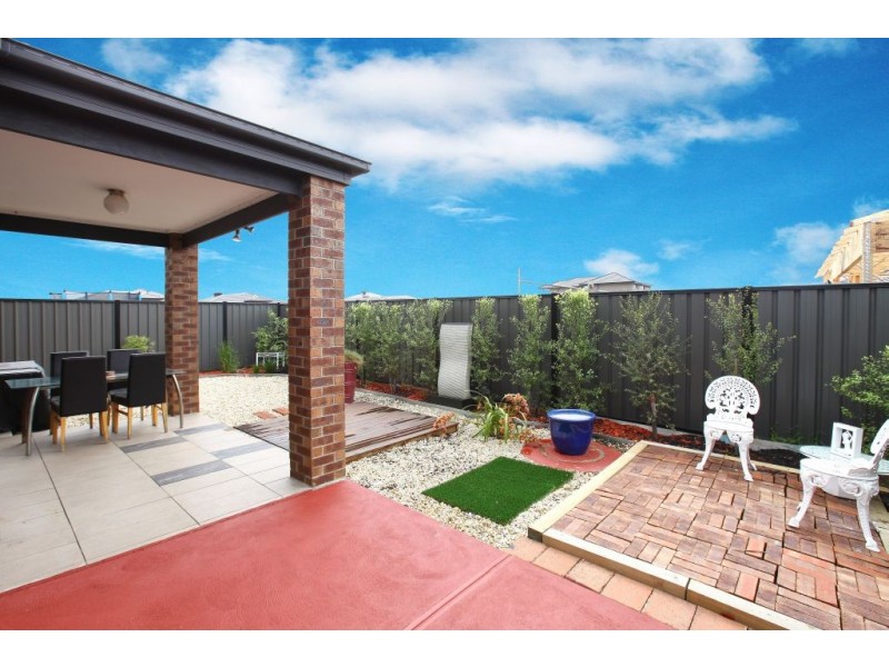 48 Bluebird Way, Roxburgh Park VIC 3064