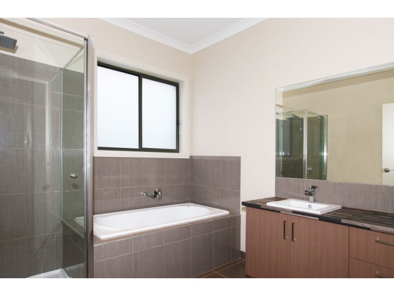 6 Clapham Way, Craigieburn VIC 3064