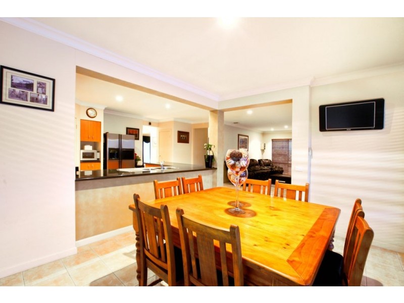 3 Esla Drive, Roxburgh Park VIC 3064