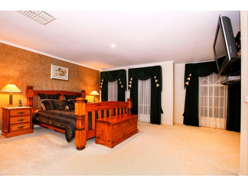 3 Esla Drive, Roxburgh Park VIC 3064