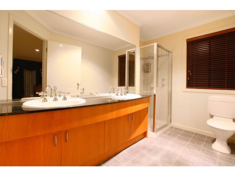 3 Esla Drive, Roxburgh Park VIC 3064