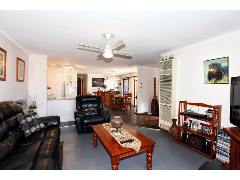 12 Reading Close, Roxburgh Park VIC 3064