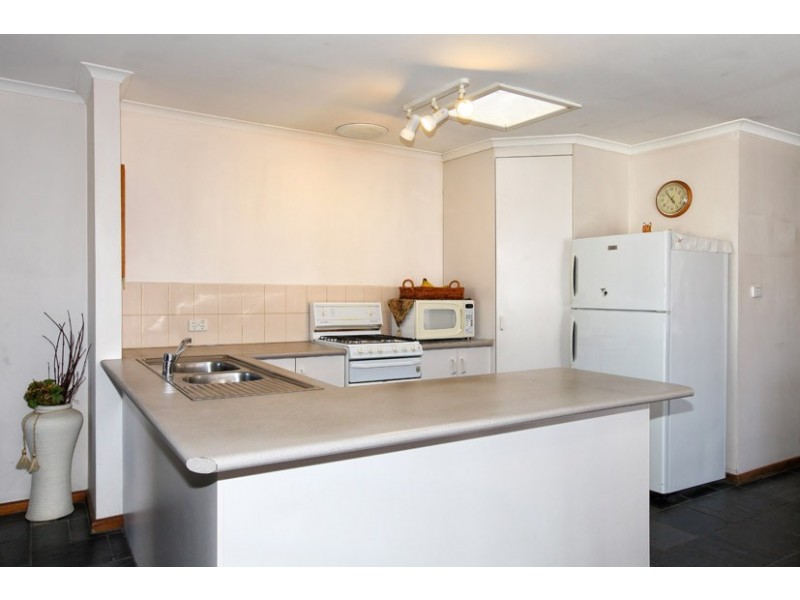 12 Reading Close, Roxburgh Park VIC 3064