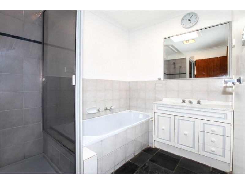12 Reading Close, Roxburgh Park VIC 3064