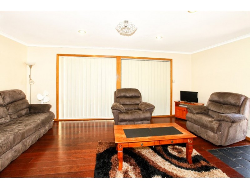 15 Reading Close, Roxburgh Park VIC 3064