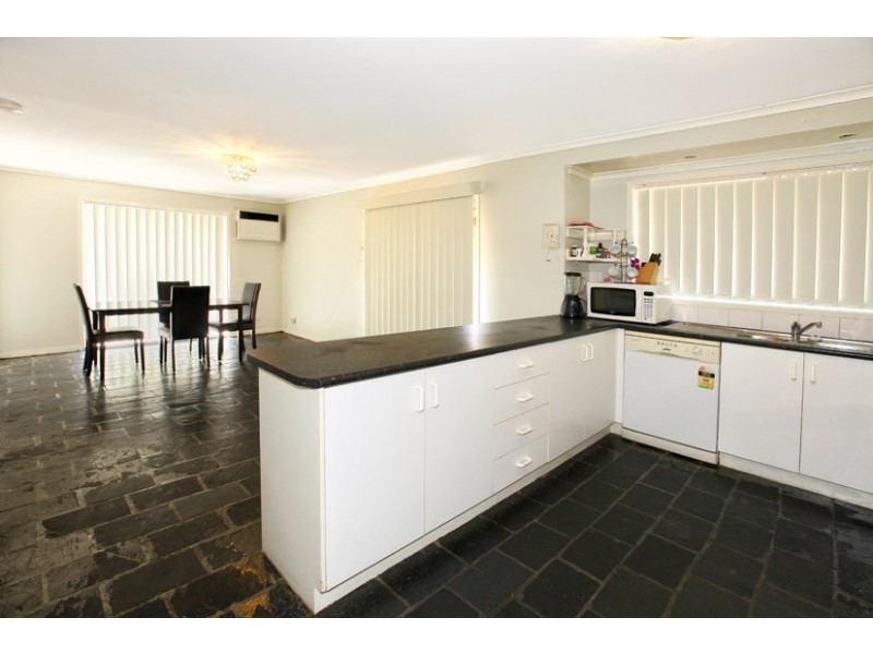 15 Reading Close, Roxburgh Park VIC 3064