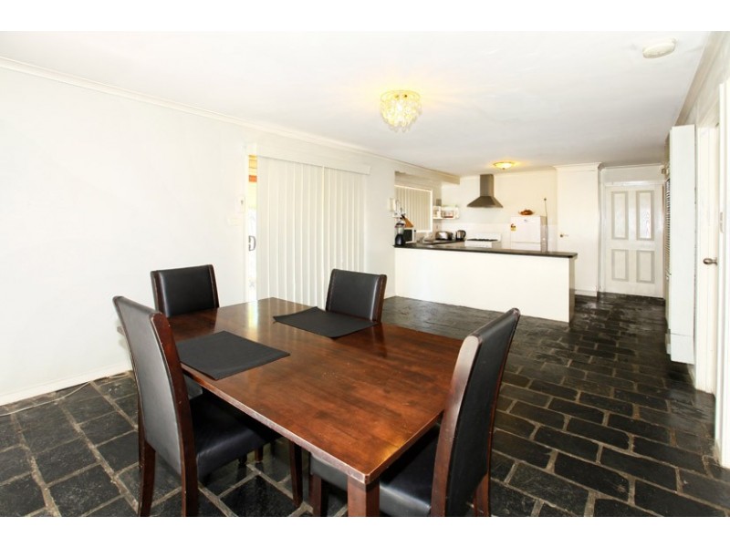 15 Reading Close, Roxburgh Park VIC 3064