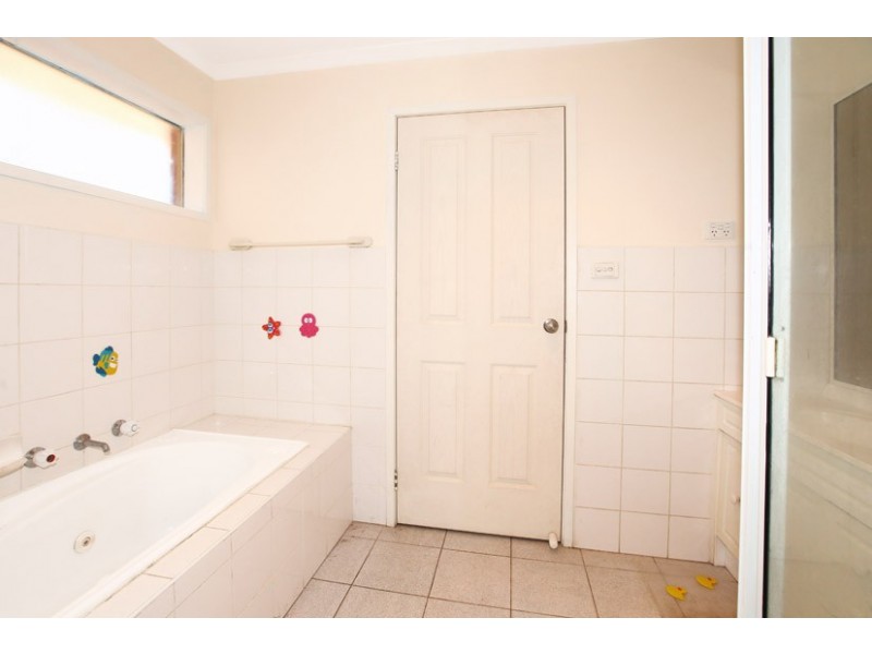 15 Reading Close, Roxburgh Park VIC 3064