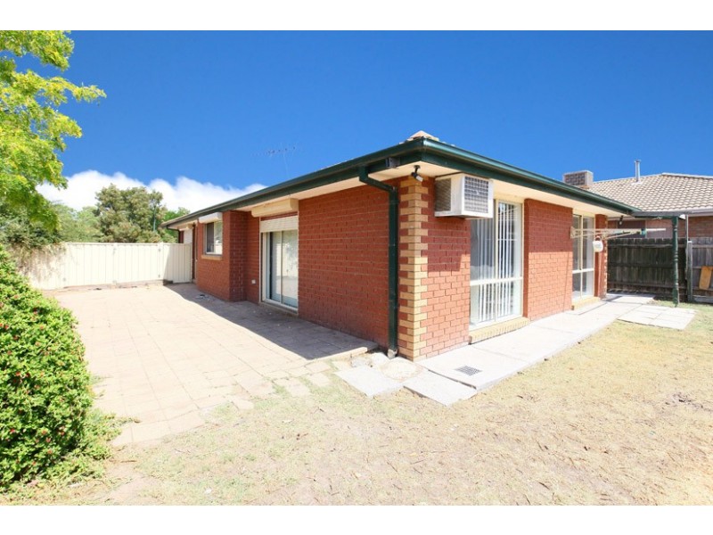 15 Reading Close, Roxburgh Park VIC 3064