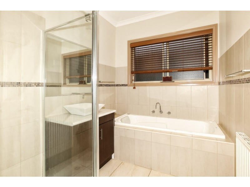 3 Snowden Place, Roxburgh Park VIC 3064