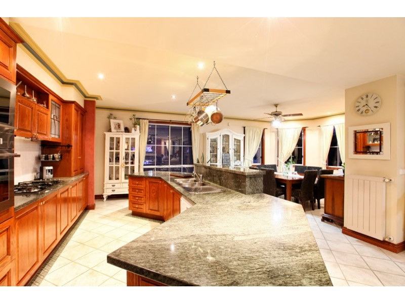 44 Ravenhill Boulevard, Roxburgh Park VIC 3064