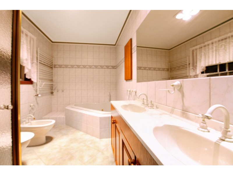 44 Ravenhill Boulevard, Roxburgh Park VIC 3064