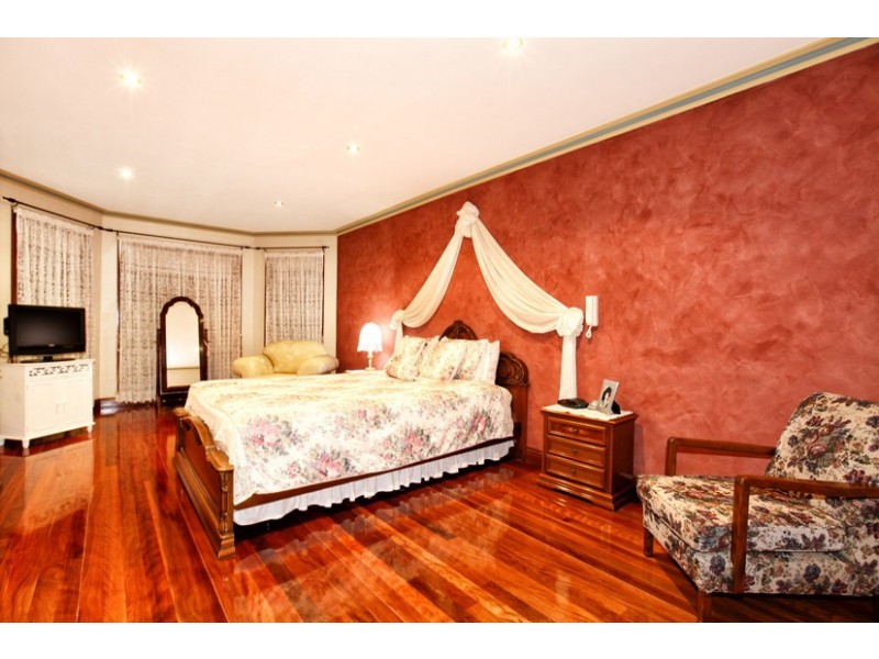 44 Ravenhill Boulevard, Roxburgh Park VIC 3064