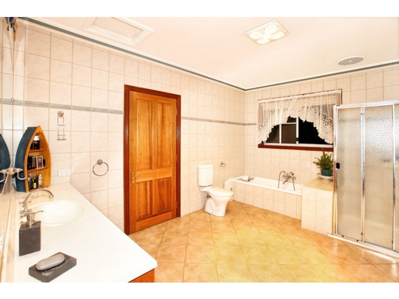 44 Ravenhill Boulevard, Roxburgh Park VIC 3064