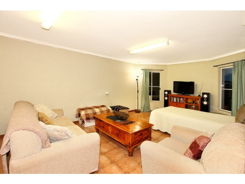 44 Ravenhill Boulevard, Roxburgh Park VIC 3064