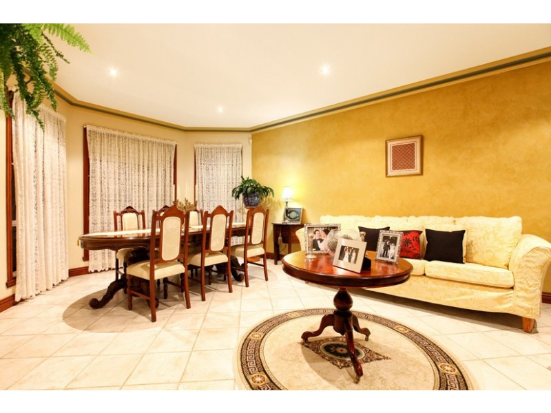 44 Ravenhill Boulevard, Roxburgh Park VIC 3064