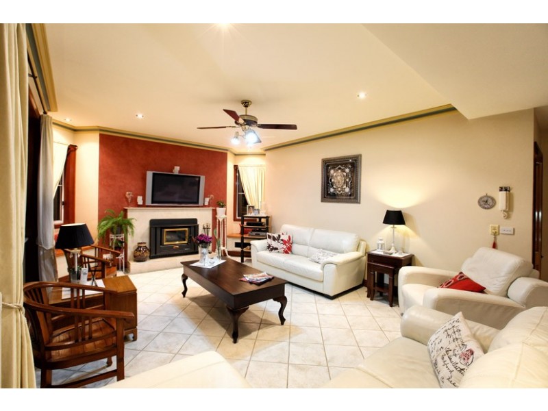 44 Ravenhill Boulevard, Roxburgh Park VIC 3064