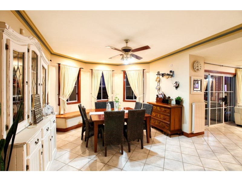 44 Ravenhill Boulevard, Roxburgh Park VIC 3064