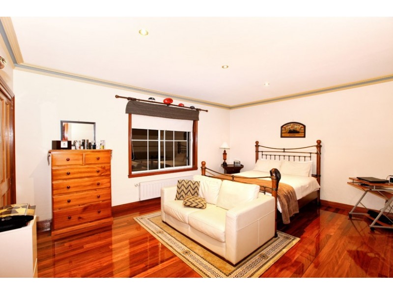 44 Ravenhill Boulevard, Roxburgh Park VIC 3064