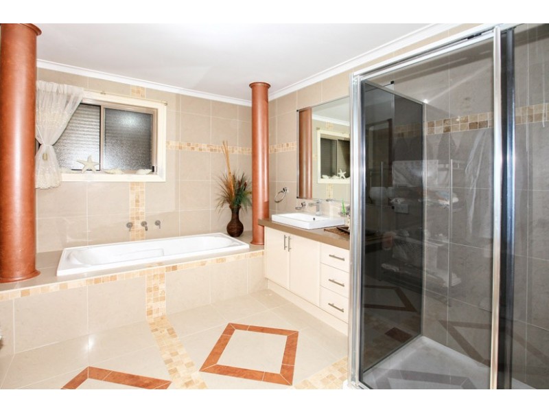 13 Bickerton Way, Roxburgh Park VIC 3064