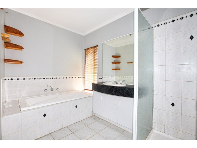 19 Sheridan Way, Roxburgh Park VIC 3064