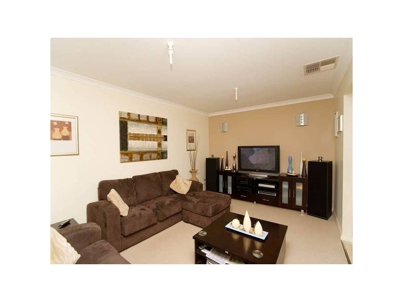 19 Sandover Drive, Roxburgh Park VIC 3064