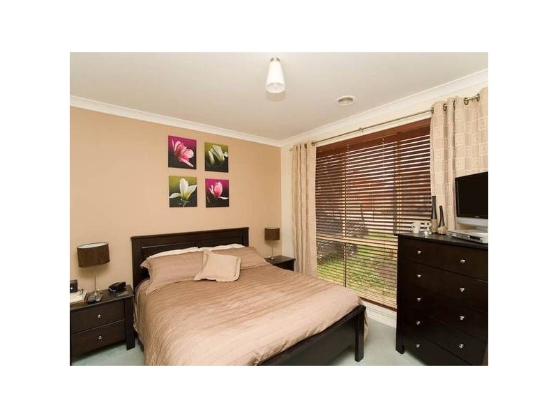 19 Sandover Drive, Roxburgh Park VIC 3064