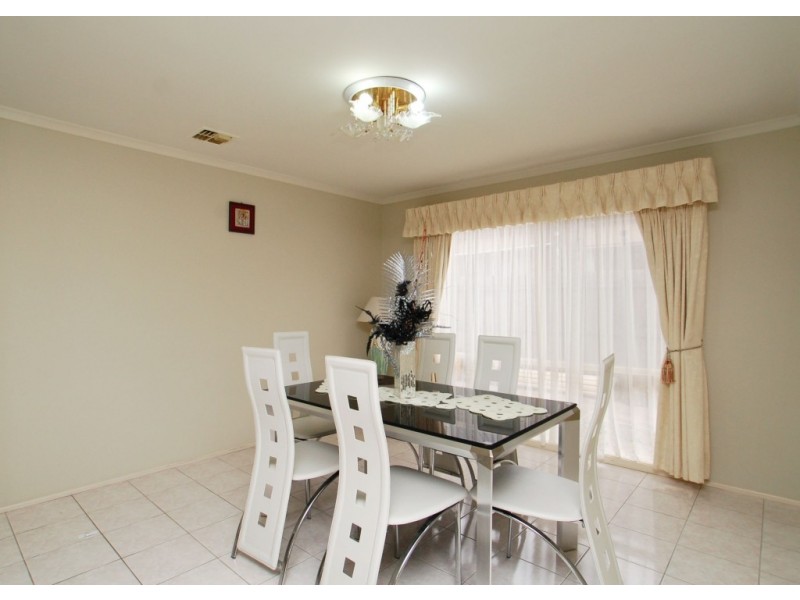 18 Salween Crescent, Roxburgh Park VIC 3064