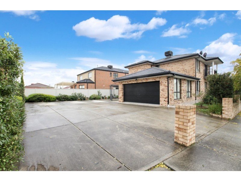 4 Mckeown Crescent, Roxburgh Park VIC 3064