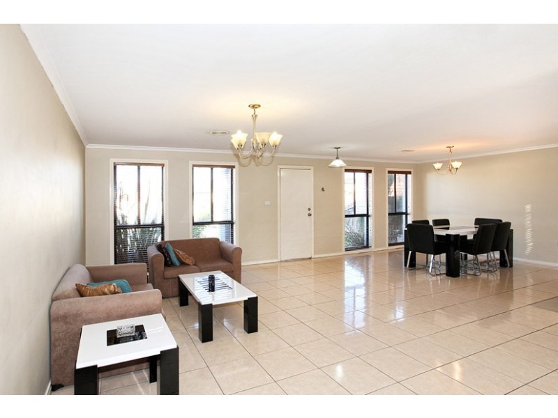 6 Turia Grove, Roxburgh Park VIC 3064