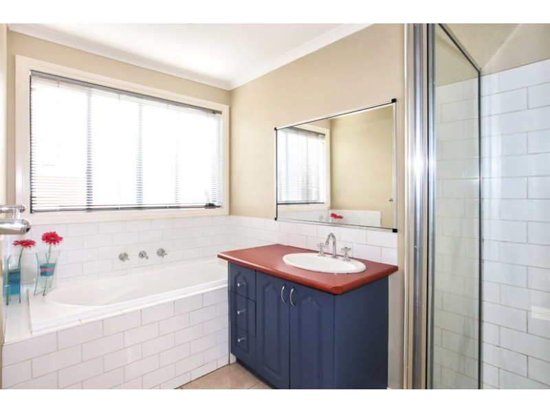 6 Turia Grove, Roxburgh Park VIC 3064