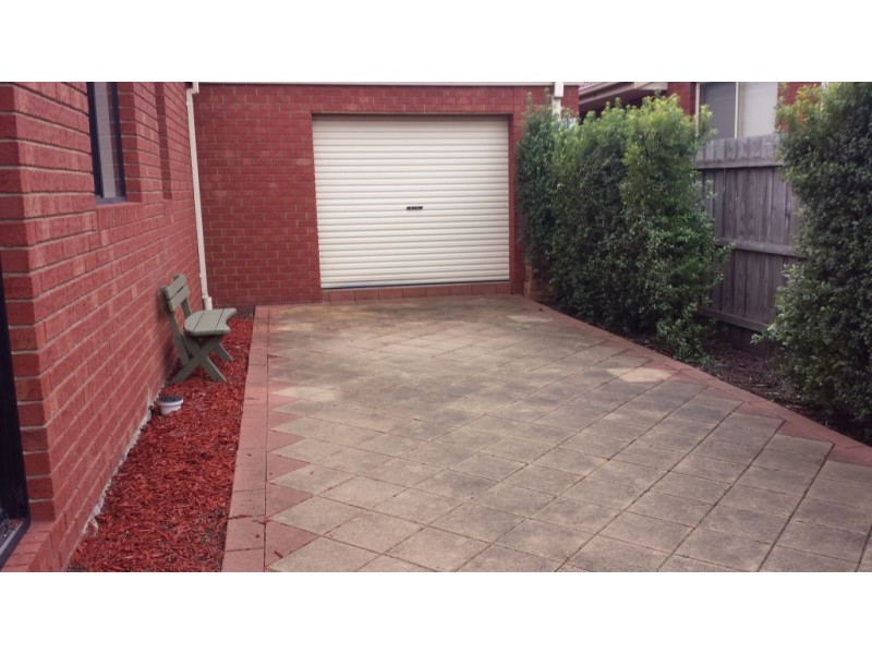 9 McGinness Avenue, Roxburgh Park VIC 3064