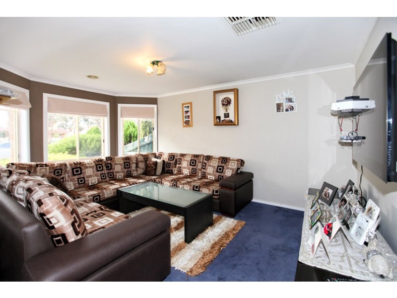 9 Connell Walk, Roxburgh Park VIC 3064
