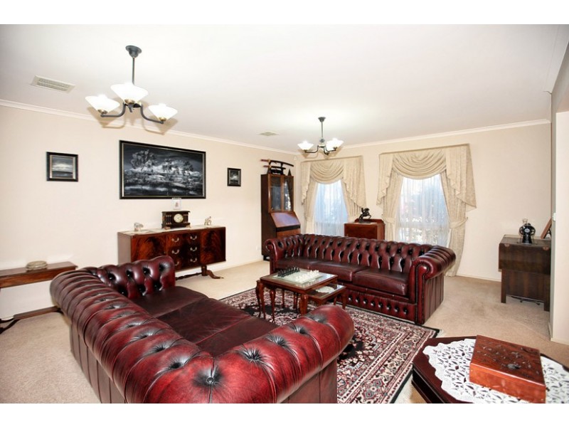 14 Rutherford Way, Roxburgh Park VIC 3064