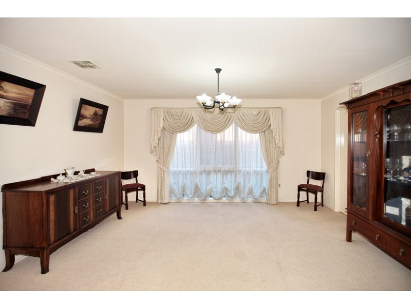 14 Rutherford Way, Roxburgh Park VIC 3064