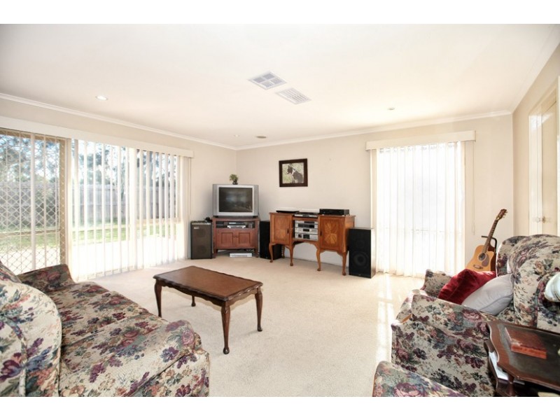 14 Rutherford Way, Roxburgh Park VIC 3064