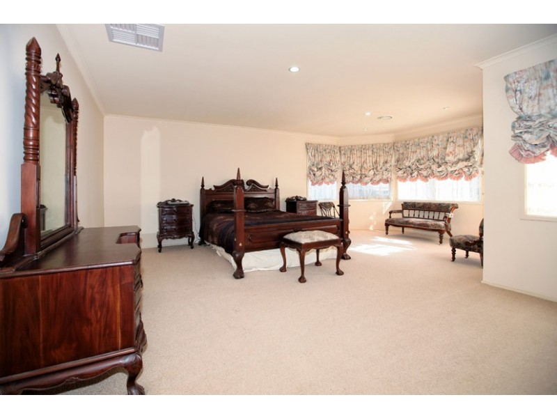 14 Rutherford Way, Roxburgh Park VIC 3064