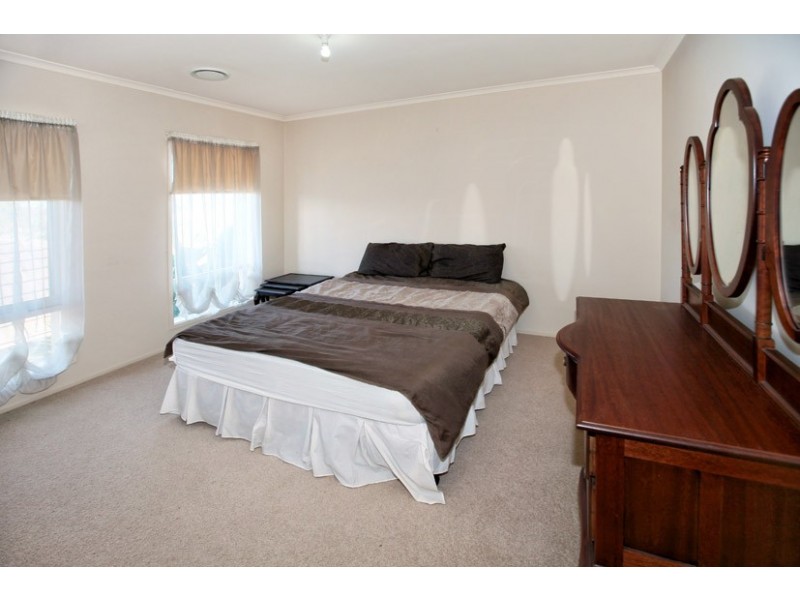 14 Rutherford Way, Roxburgh Park VIC 3064