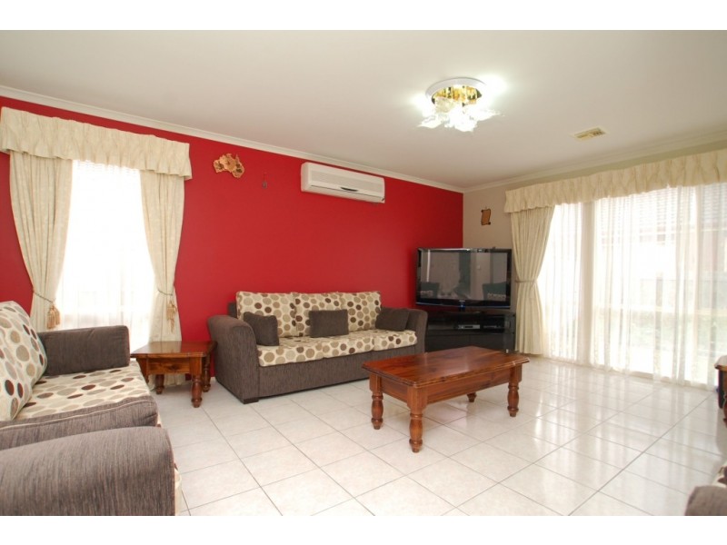 18 Salween Crescent, Roxburgh Park VIC 3064