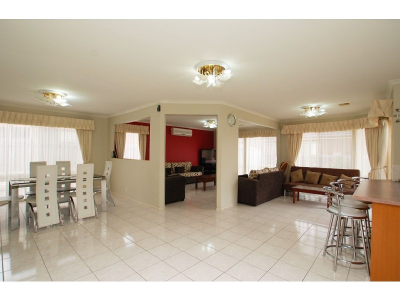 18 Salween Crescent, Roxburgh Park VIC 3064