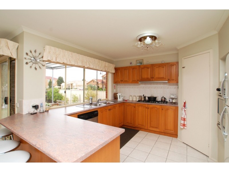 18 Salween Crescent, Roxburgh Park VIC 3064