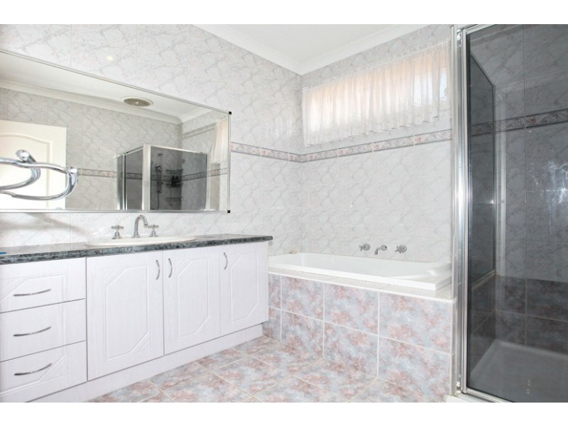 8 Madigan Court, Roxburgh Park VIC 3064